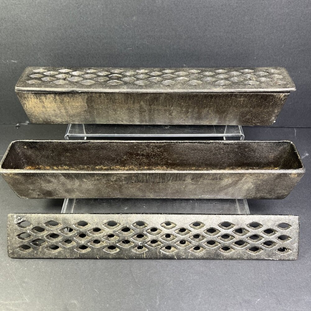 Sur la Table Cast Iron BBQ Grill Humidifier Set Of 2 Vented Lids Neat! CN